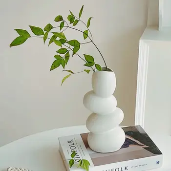 Украшение обеденного стола цветочными орнаментами, керамическая ваза в форме гальки