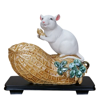 Керамическая мышка с арахисовым декором Диван в гостиной рядом с мягкой мебелью