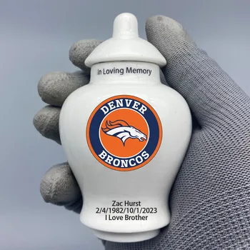 Мини-урна с логотипом Denver Broncos на заказ. Пришлите мне имя / дату, которые вы хотите разместить на урне, в сообщении с комментариями.