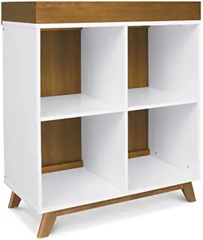 Современный пеленальный столик-трансформер Otto и книжный шкаф Cubby из белого и орехового дерева, требуется сборка.