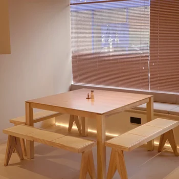 Сочетание стола и стула из массива дерева в ресторане, японский магазин десертов, рассказывает о обеденном стуле из ротанга, кофейня